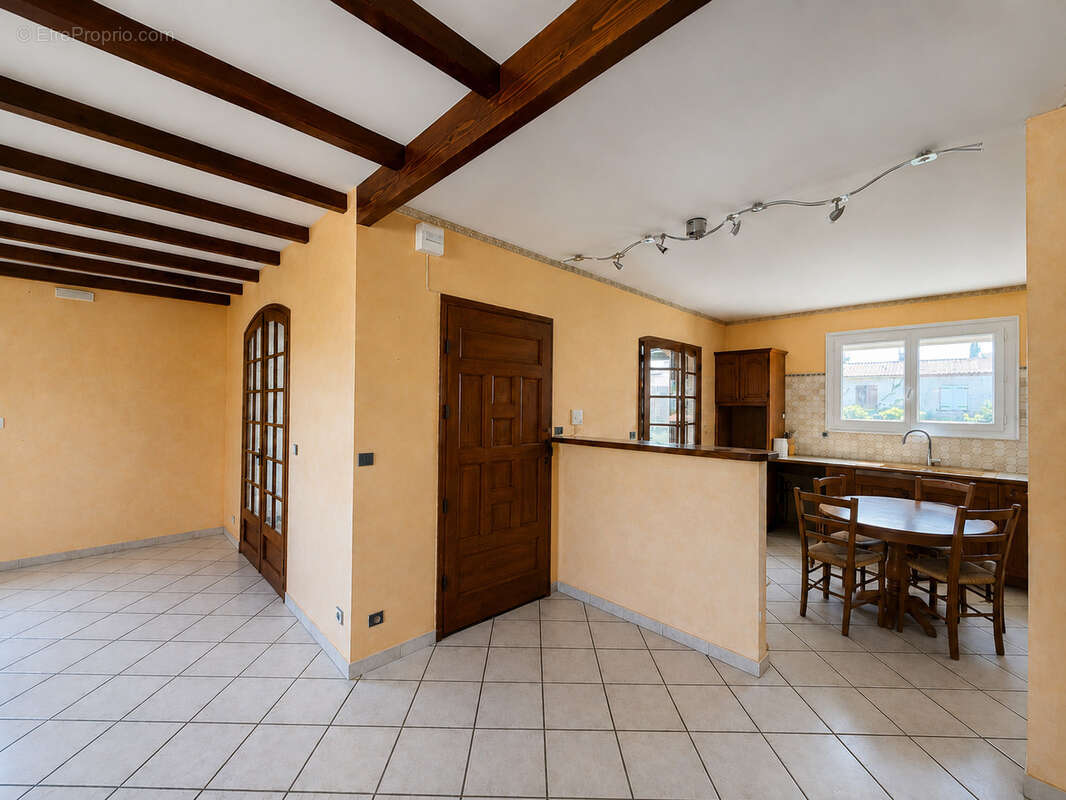 Saint-gély-du-fesc   maison familiale de 176 m2 avec piscine, double habitation et garage - photo 3