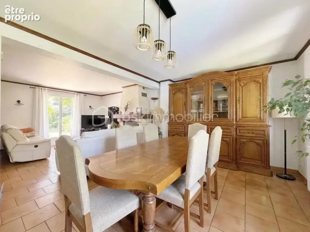 Villeneuve-le-Roi – Maison familiale avec piscine - photo 13