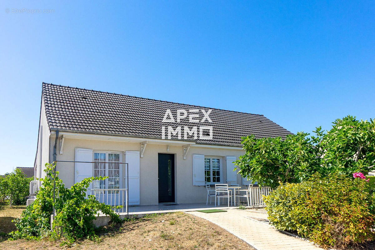 Maison à SAINT-DENIS-DE-L'HOTEL