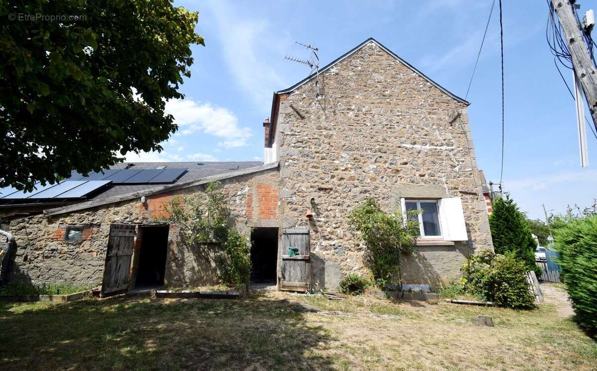 A vendre - Maison d'environ 110 m² - LE MAYET-DE-MONTAGNE - photo 3