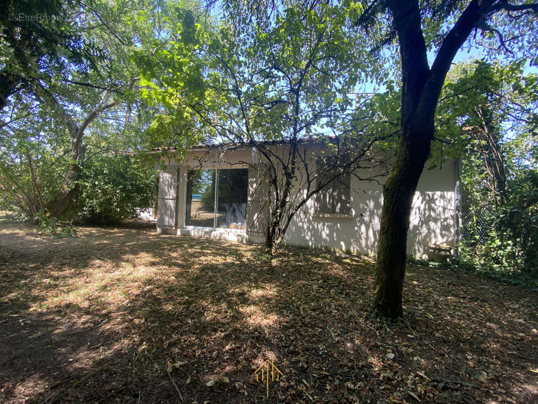 Ensemble immobilier   2 maisons + garages + grange   Bessac (16) - photo 8