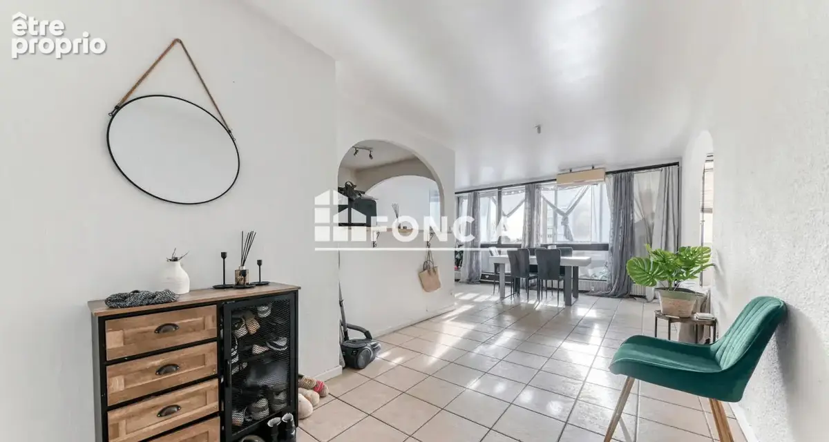 Villeurbanne – Laurent Bonnevay : T5 traversant de 94 m² à 3 minutes à pied du métro A - photo 2