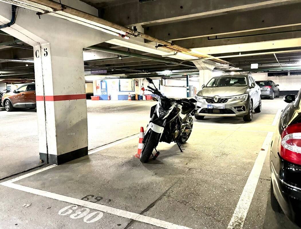 Parking à COURBEVOIE