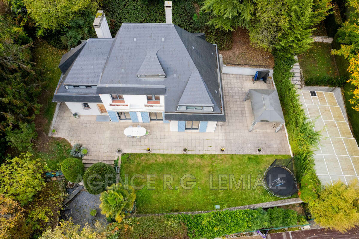 Maison à LE MESNIL-LE-ROI