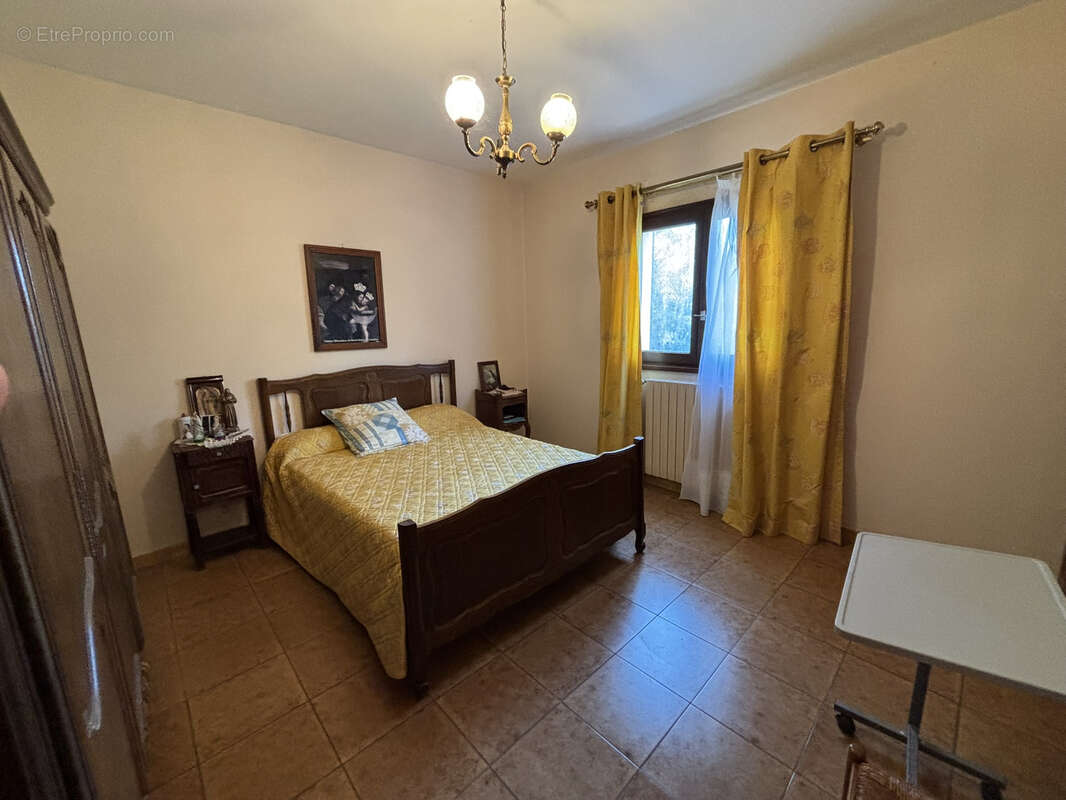 Villa avec plusieurs appartements située dans un quartier calme de Porto Vecchio. - photo 11