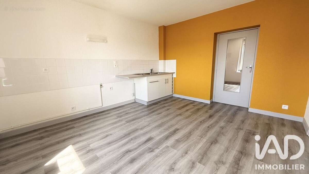 Appartement 420 m² à Roanne  - photo 4