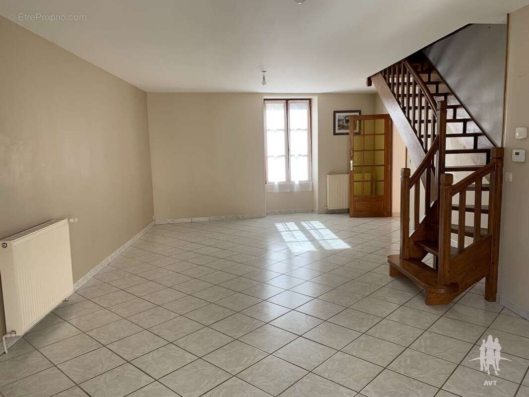 Maison à AZAY-LE-FERRON