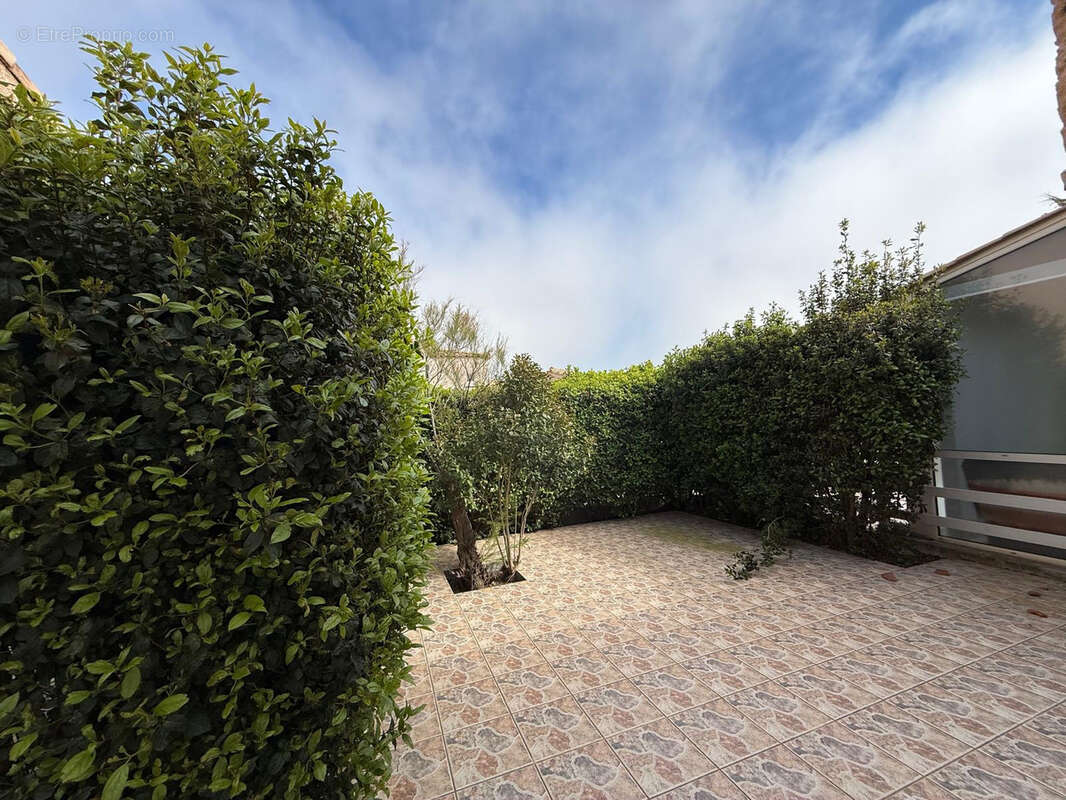 Spécial investisseur-St Pierre la Mer Duplex T3 Plein Sud avec jardin, terrasse et place de parking. - photo 2