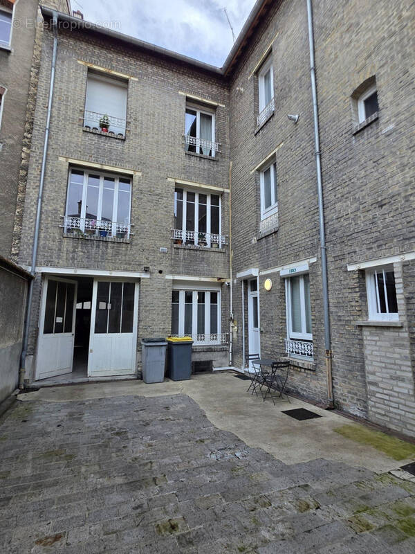 Appartement de 37 m² situé en rez-de-chaussée au sein d?une copropriété bien entretenue. - Appartement à REIMS