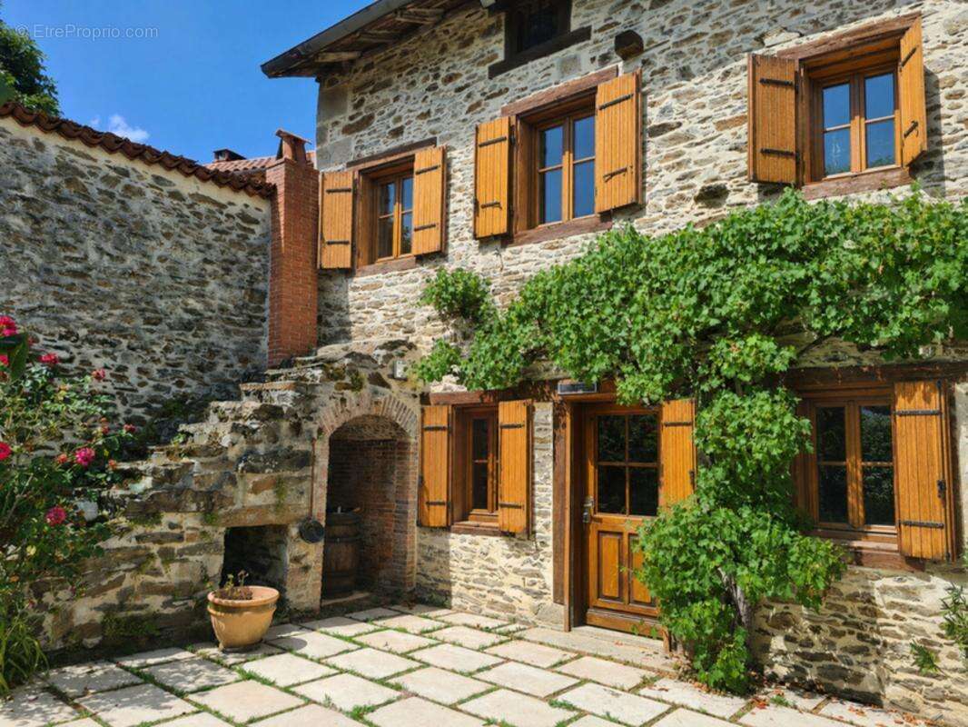 Maison en pierre 7 pièces – 230 m² – Dépendances 170 m² – Terrain 14 504 m² – Saint-Paul - photo 2