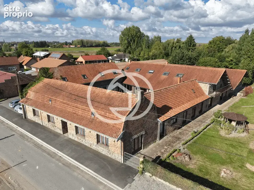 Corps de ferme 550m2 avec cour, jardin et hangar annexe - photo 2