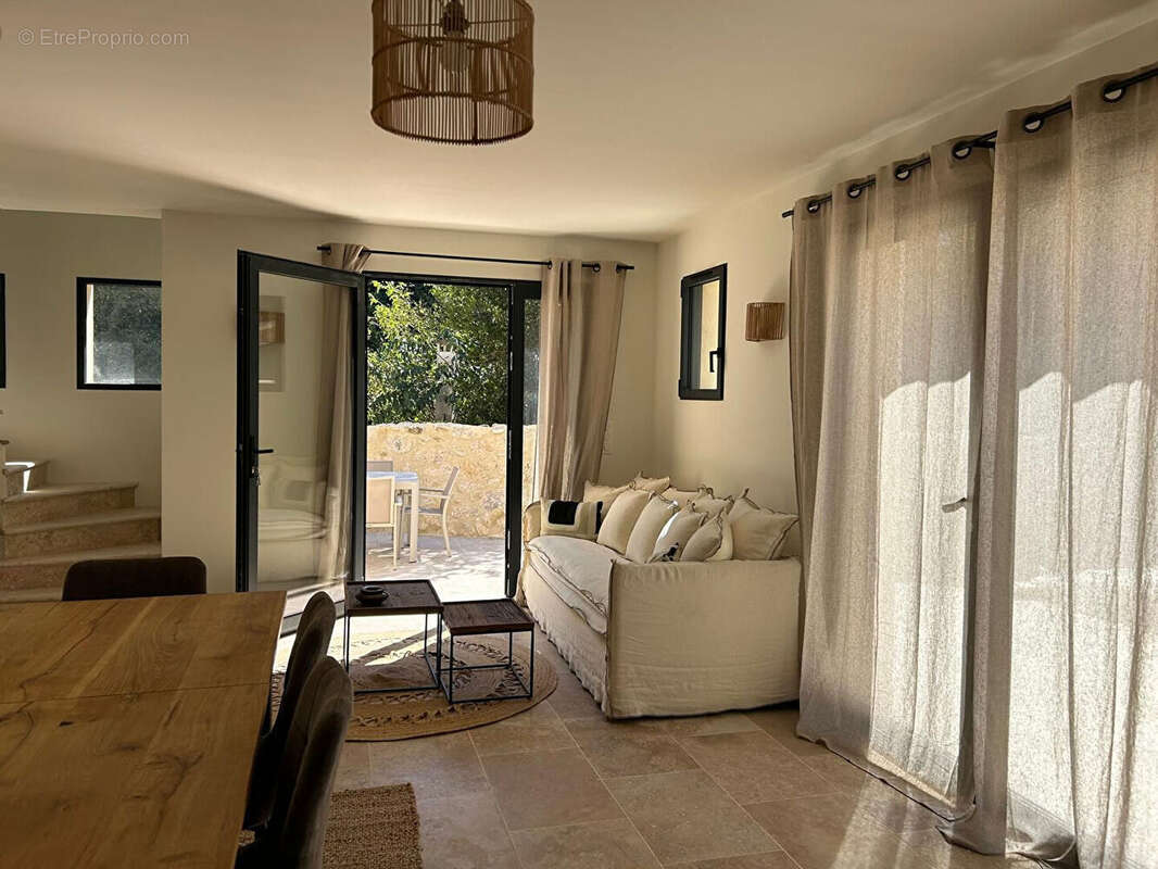 Maison à FONTVIEILLE