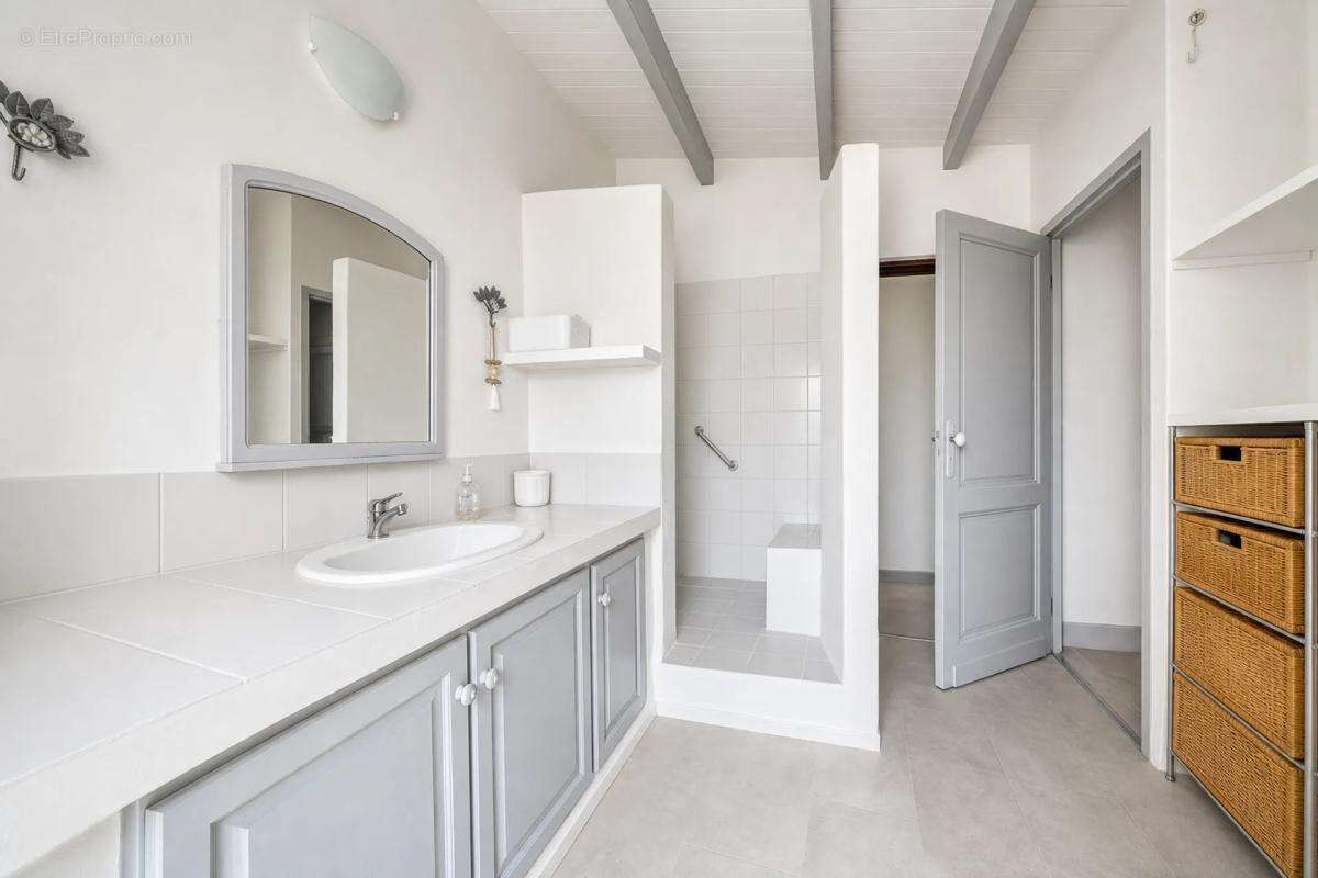 Maison de 8 pièces de 270 m² à Sainte-Gemme - photo 14