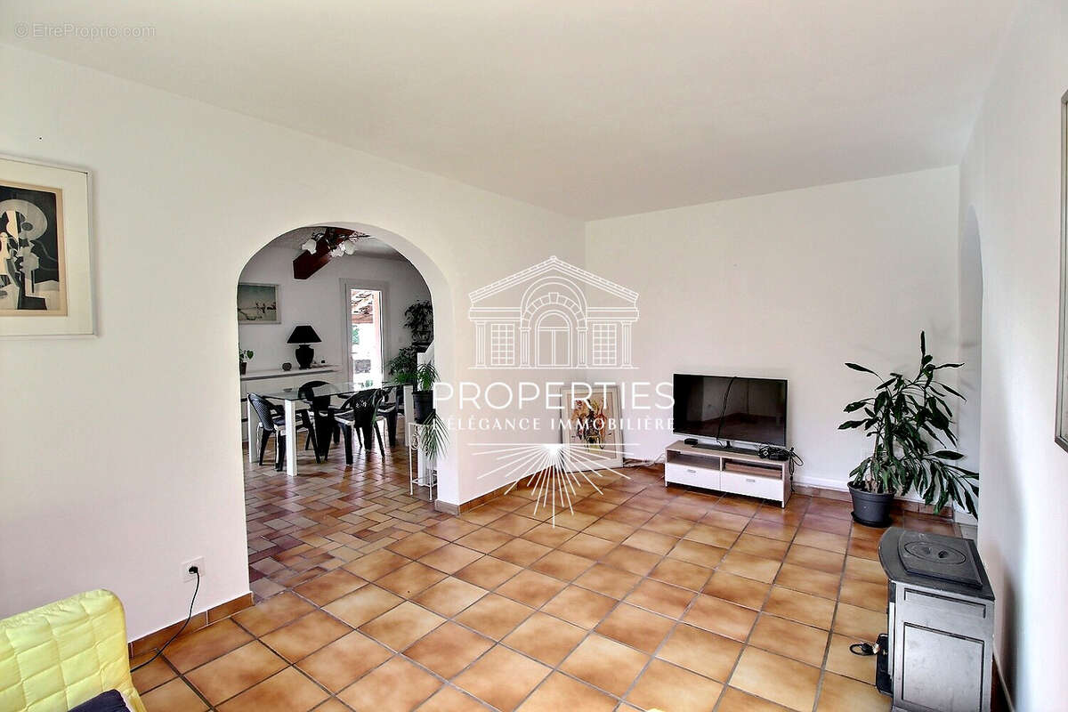 La roquebrussanne - maison - 144m² - plain-pied - environnement calme et verdoyant - photo 6