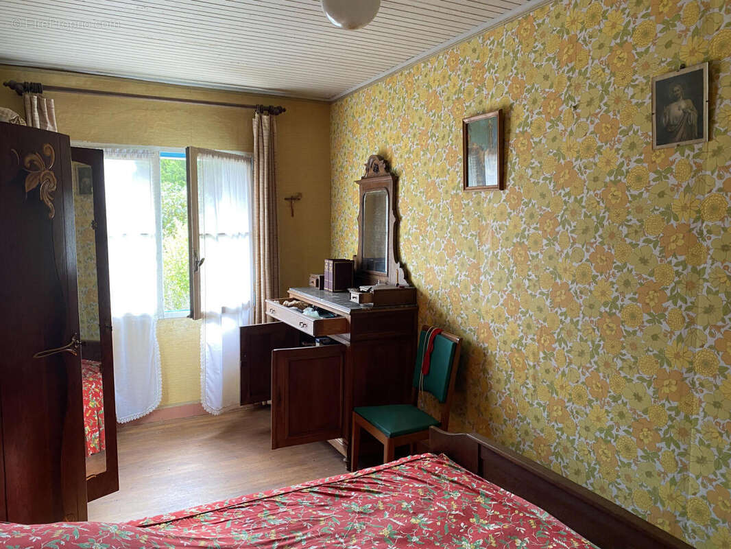 12 - Maison à SAINT-LAURENT-DES-COMBES