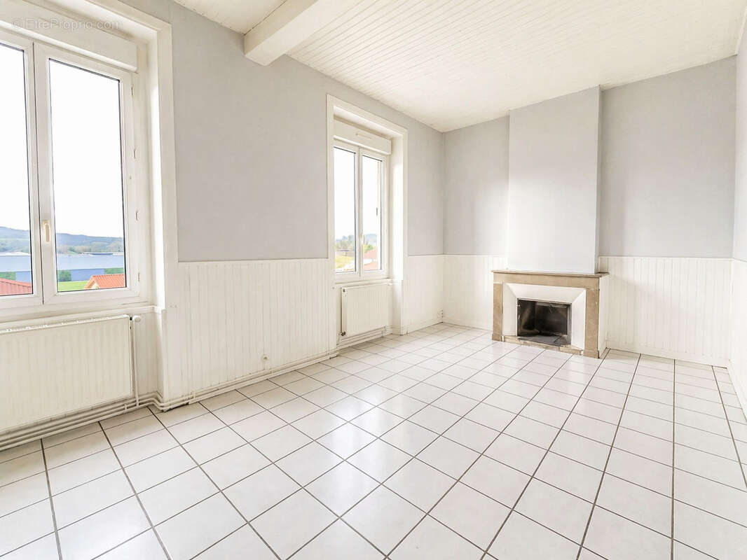 01640 Jujurieux   Appartement T4 de 88 m2 avec garage privatif électrifié, stationnement et espace vert - photo 2
