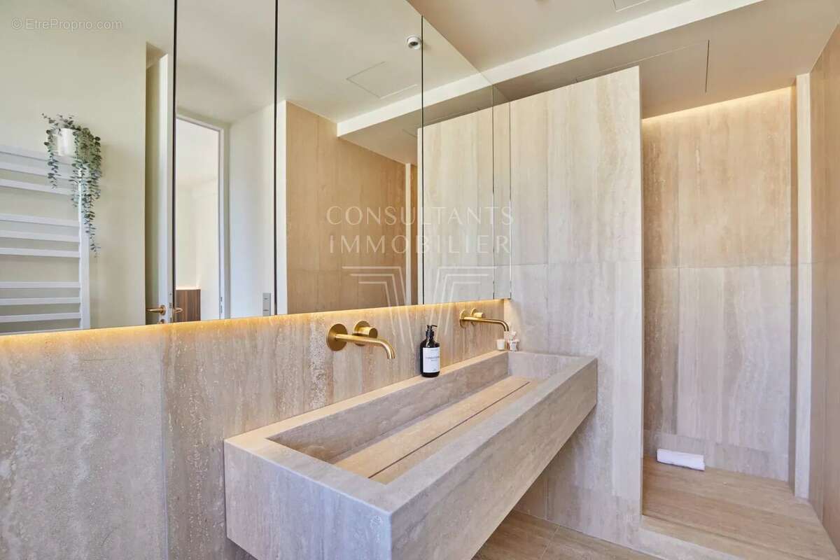 Appartement à PARIS-8E