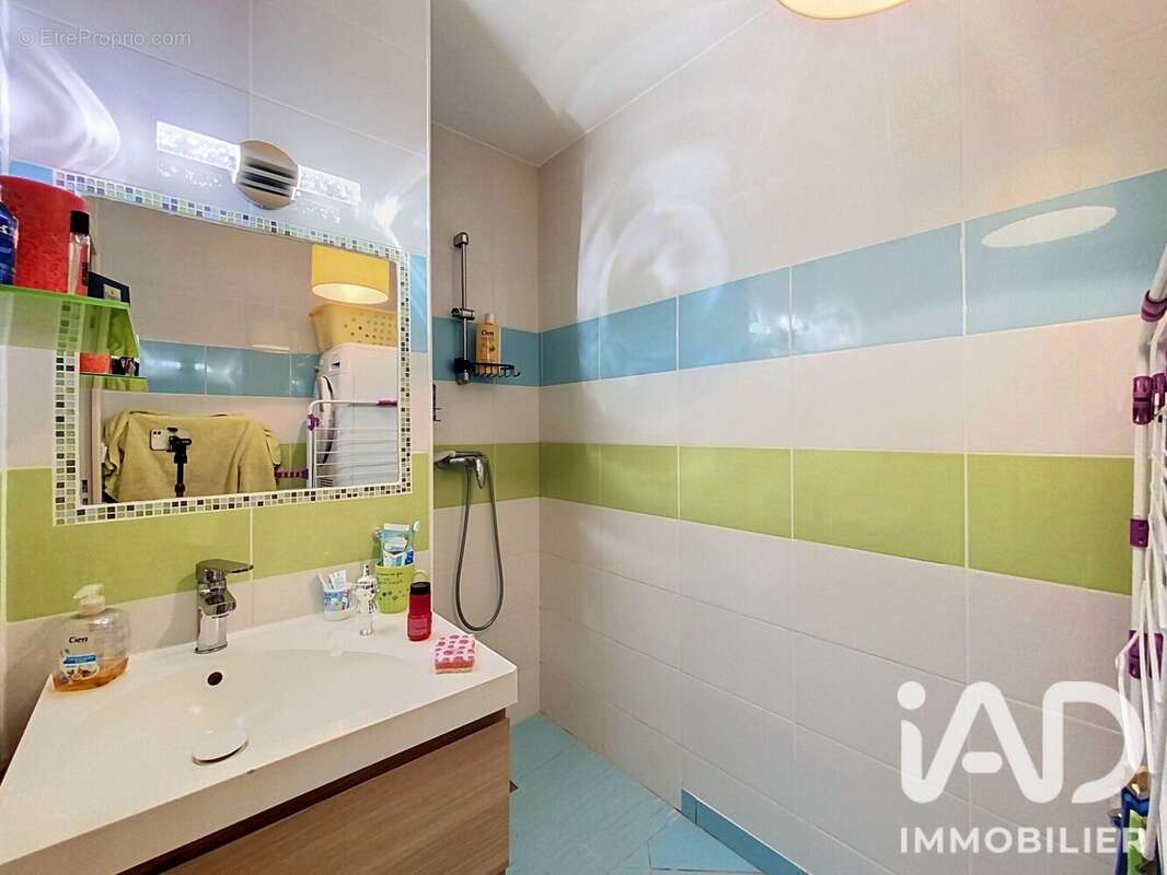 Appartement 79 m² à Saint-Genis-Laval  - photo 9