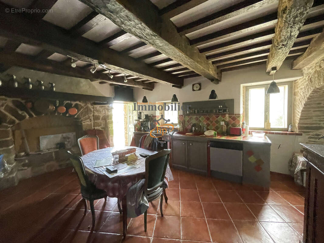Propriété de caractère avec deux maisons d'habitations, une maison à rénover, dépendances et terrain de 7123 m - photo 12