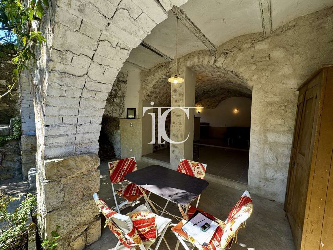 Maison à BERRIAS-ET-CASTELJAU