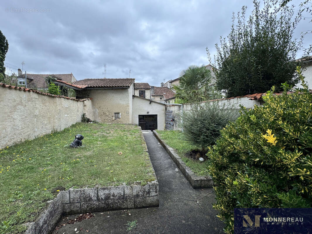 Appartement à BARBEZIEUX-SAINT-HILAIRE