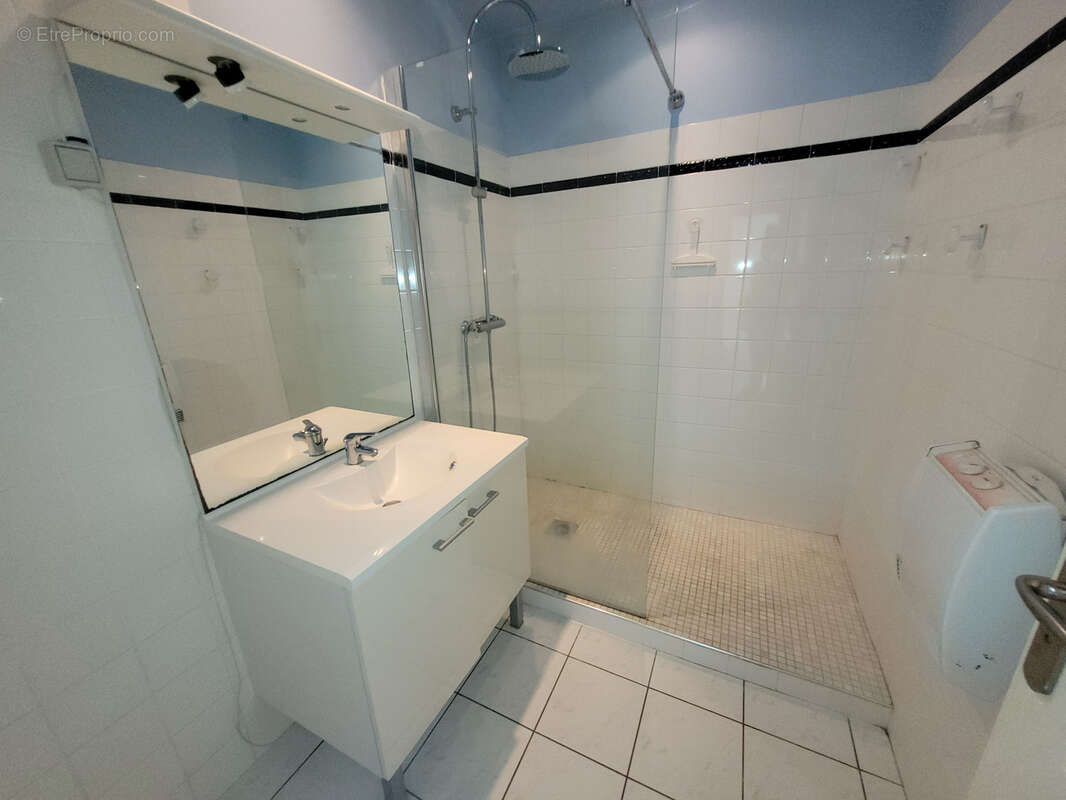  FLEURY Villa de type V d'une SH 152 m2 sur 3 faces sur un terrain de 619 m2 avec piscine. - photo 12