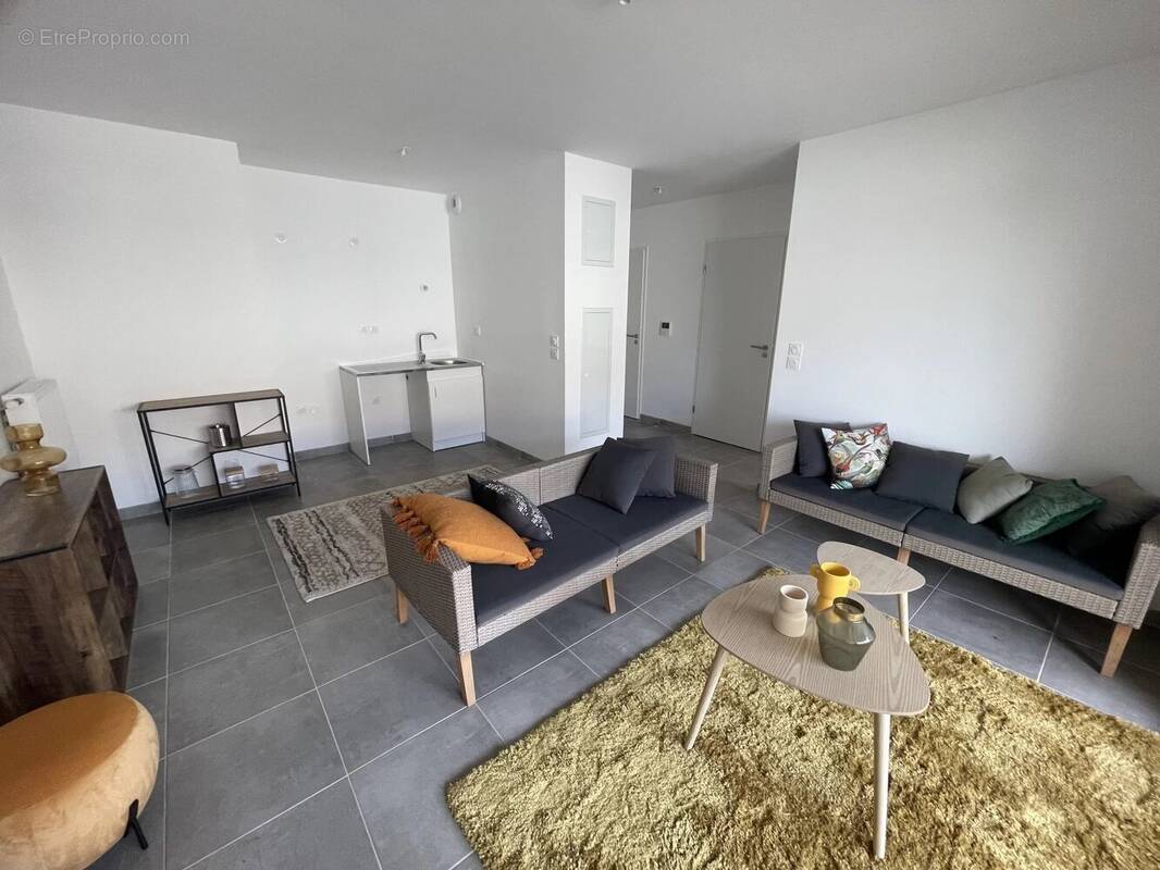 Appartement à PINS-JUSTARET