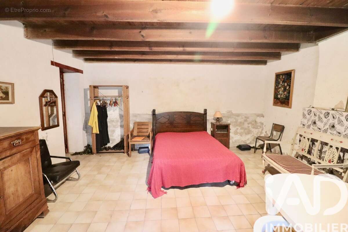 Maison 110 m² à Fenioux  - photo 4