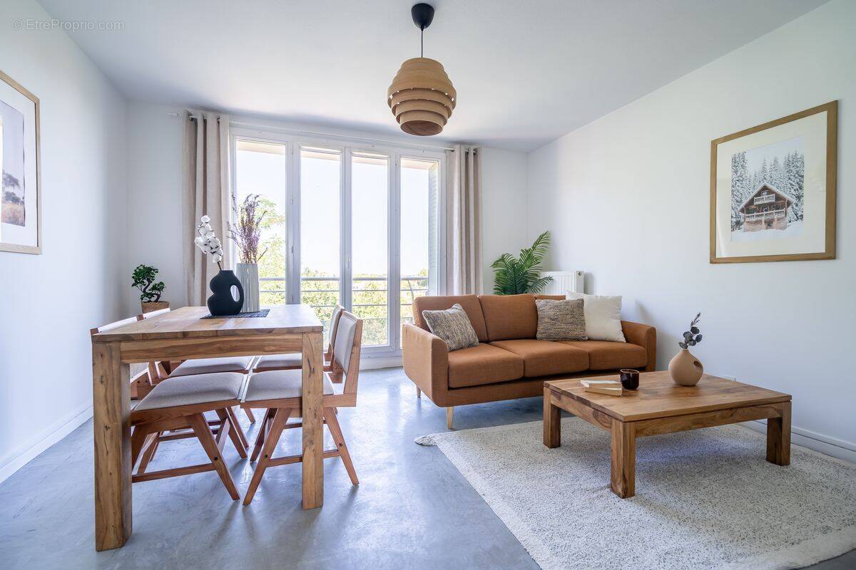 Appartement à MEYZIEU