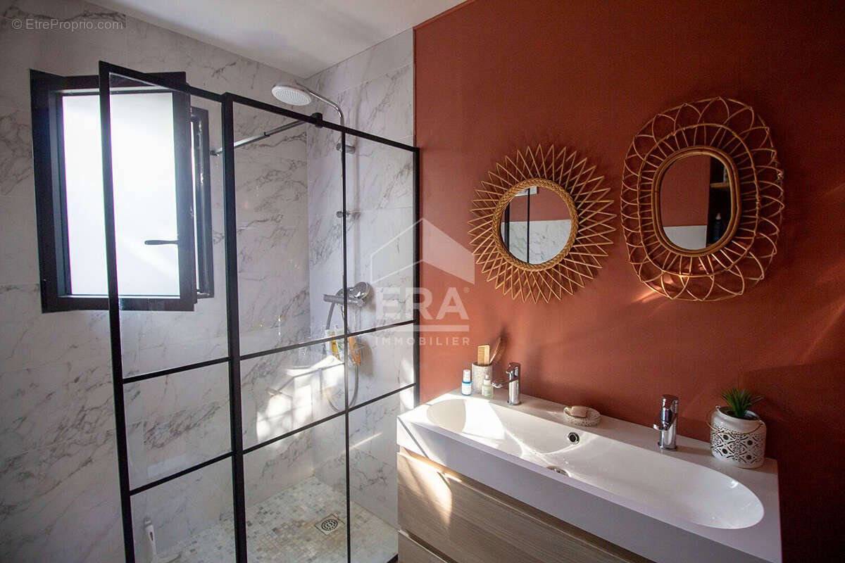 À vendre - Maison contemporaine de plain-pied avec piscine - 152 m² - Saint-Sauveur-d'Aunis - photo 6