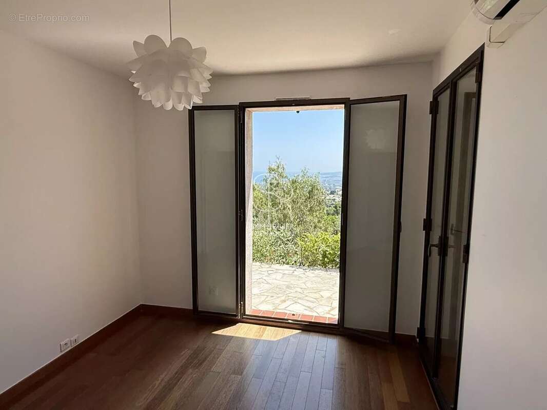 Villeneuve-Loubet · Hauts de Vaugrenier · Appartement 3 pièces vue mer panoramique - photo 5