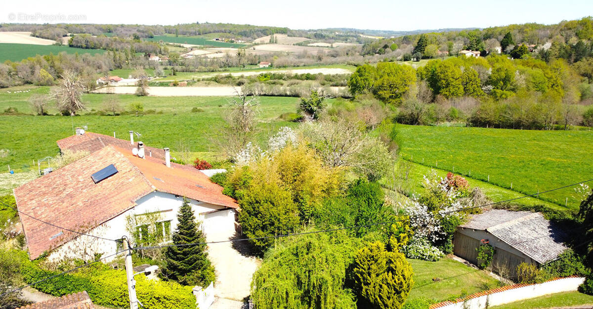 Maison à MONTMOREAU-SAINT-CYBARD