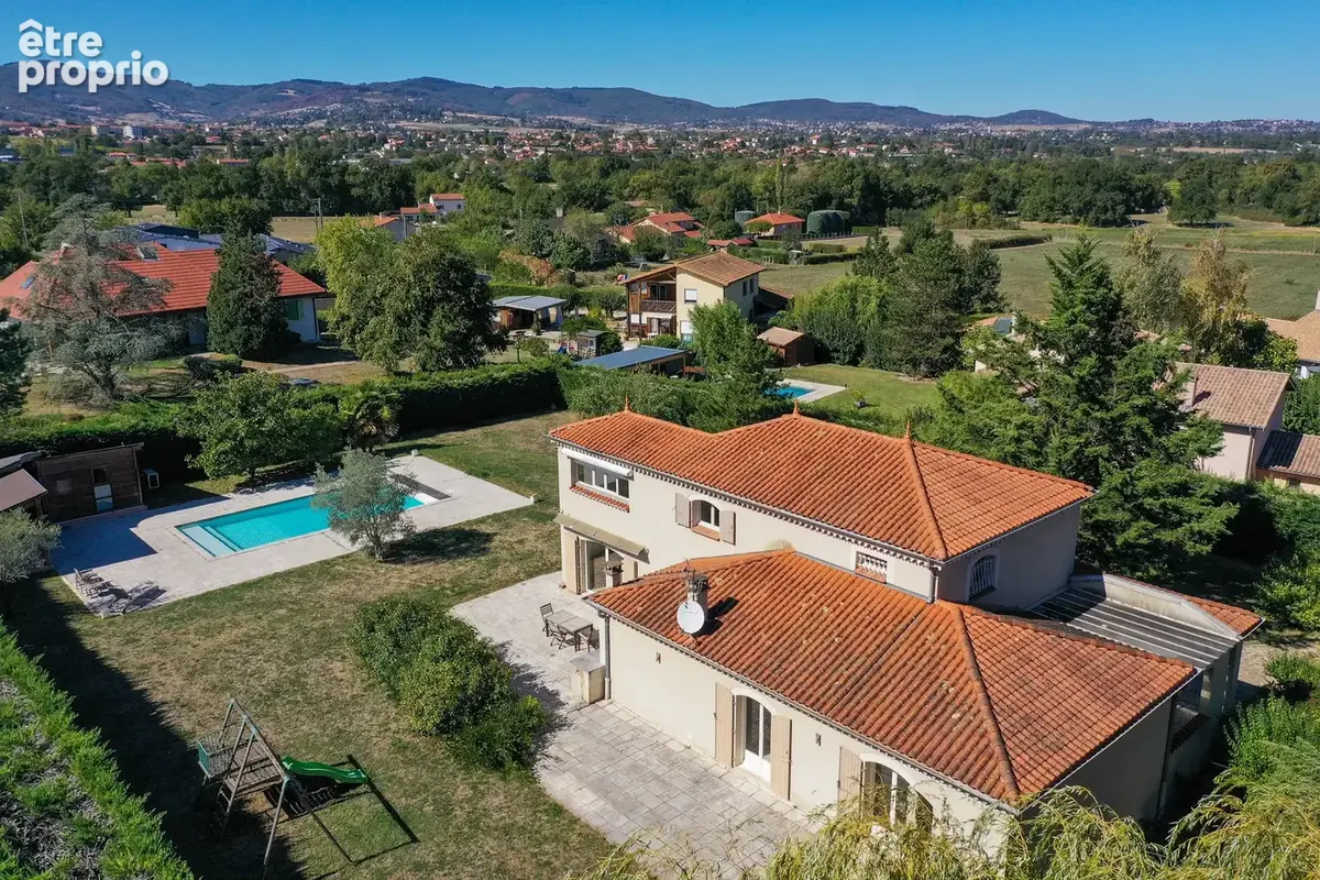 Proche commodités et calme pour cette maison climatisée avec piscine et s-sol complet - photo 2