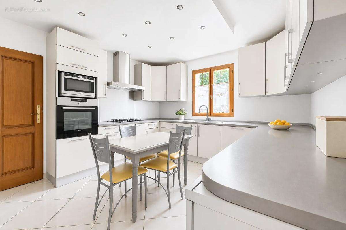 Maison de 6 pièces de 158 m² à Lagny-sur-Marne - photo 4