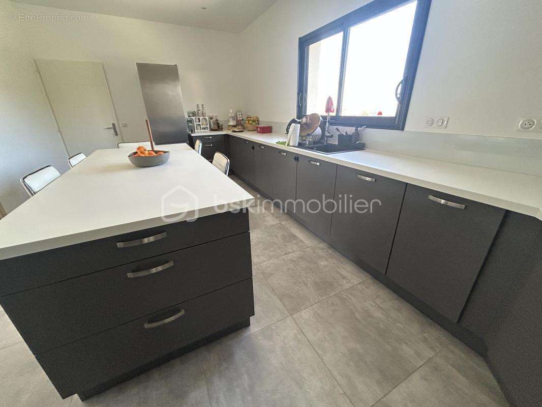 Superbe maison recente - garanties decennales- 4 chambres-double garage - piscine - photo 4
