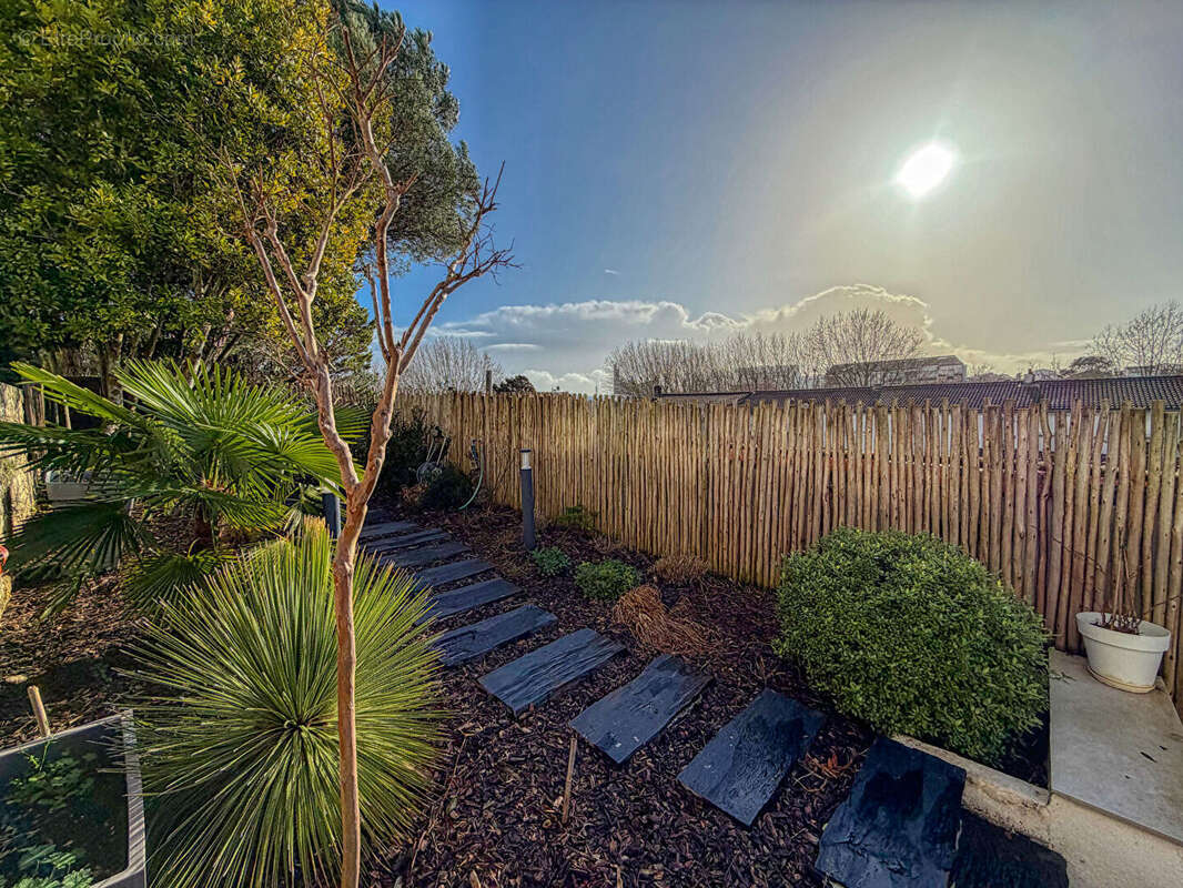 ROYAN - Maison de ville à fort potentiel ? Au coeur du centre-ville et à 800 m de la plage - photo 17