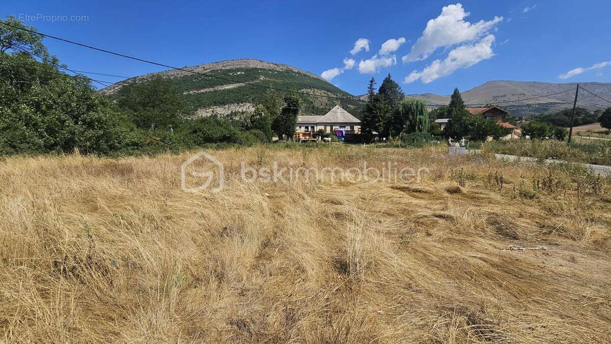 Terrain constructible 1197 m² - photo 2