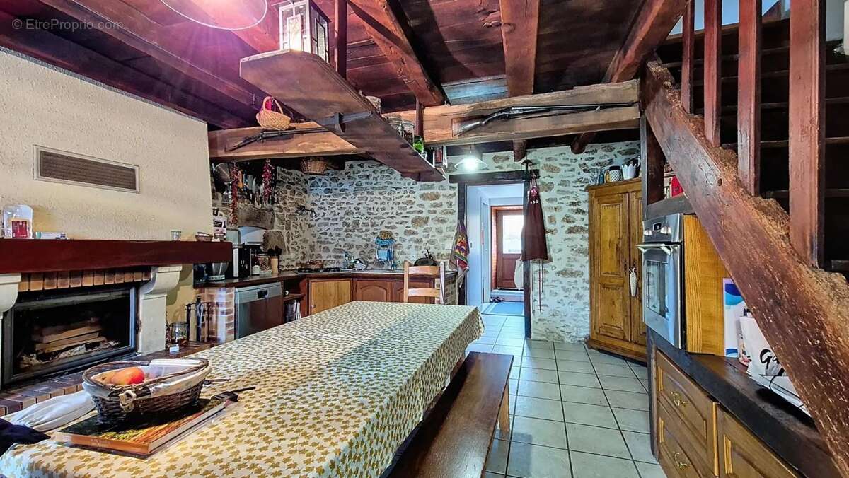 Maison à COMPREIGNAC