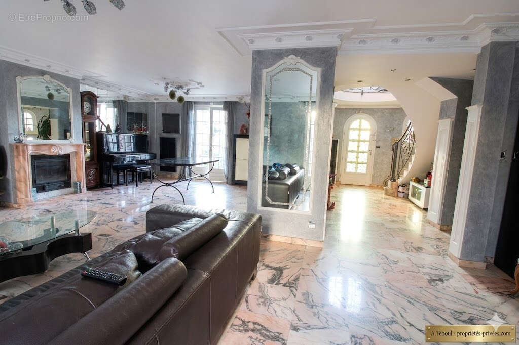 Coup de coeur : Villa familiale d'exception de 210m² - 5 chambres - Piscine -et jardin - Bron Les Genets - photo 7