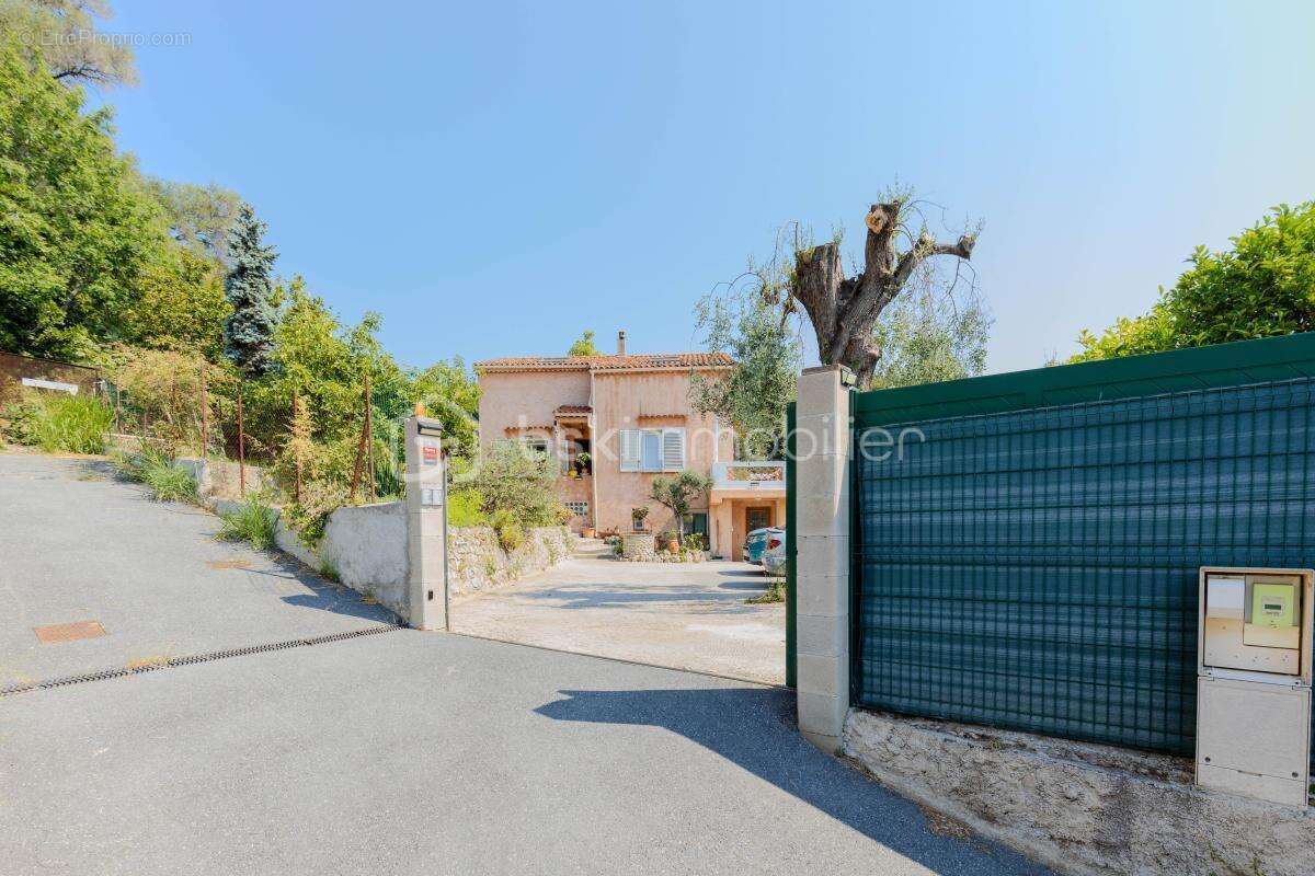 Menton - Val de Gorbio : Propriété vue mer sur terrain de 2 498 m² - photo 3