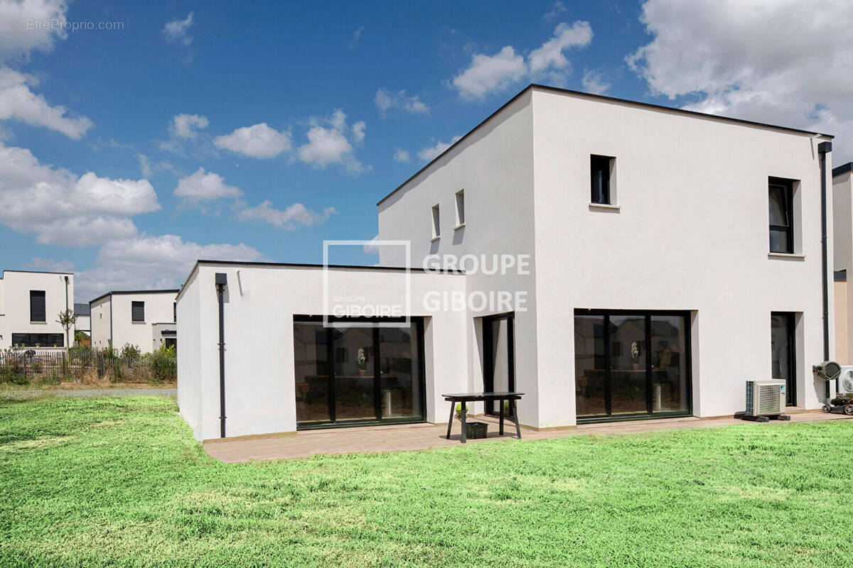 Maison à LA CHAPELLE-DES-FOUGERETZ