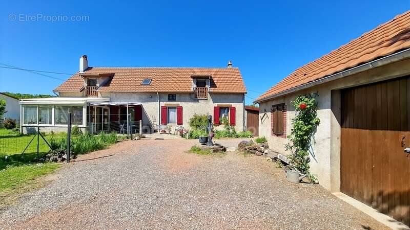 Maison à ESPINASSE-VOZELLE