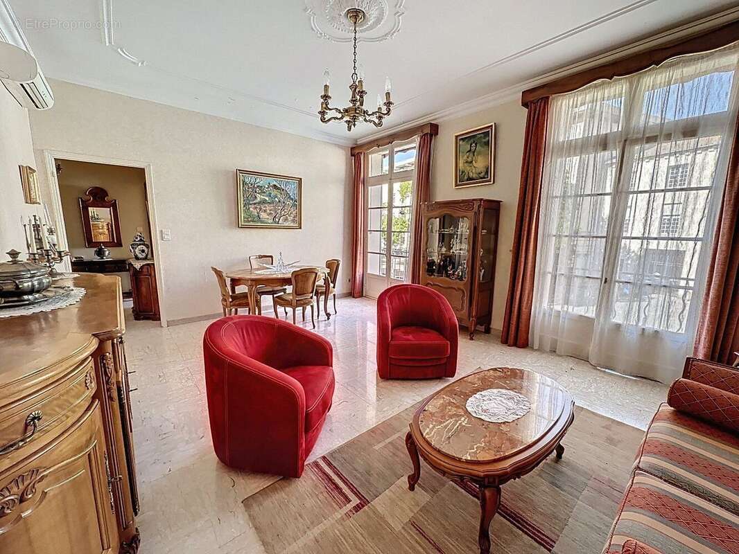 Avignon Intra-Muros Porte Saint Michel : 120 m² Traversant avec Balcon Idéal Famille, Profession Libérale ou Investisseur - photo 4