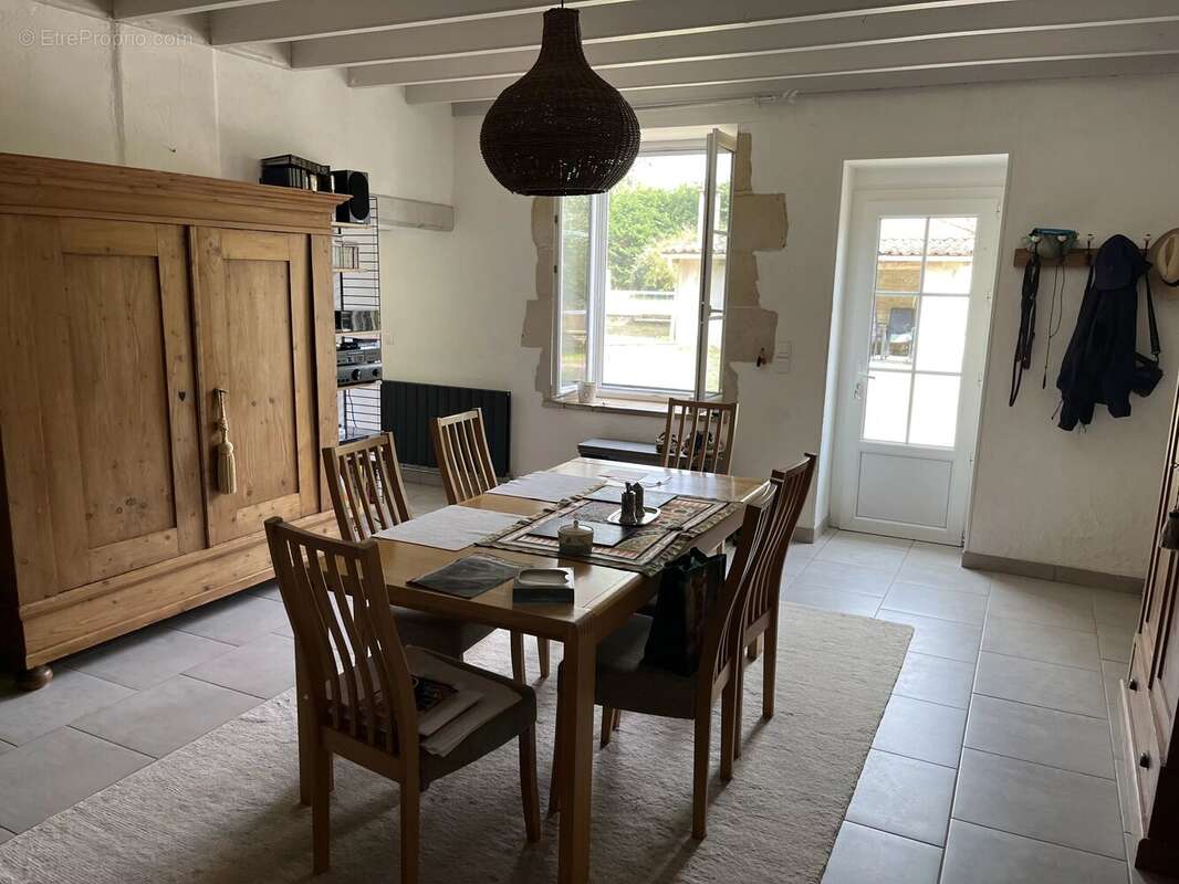 Charmante propriété de caractère comprenant trois chambres, une grange et une piscine chauffée - photo 5