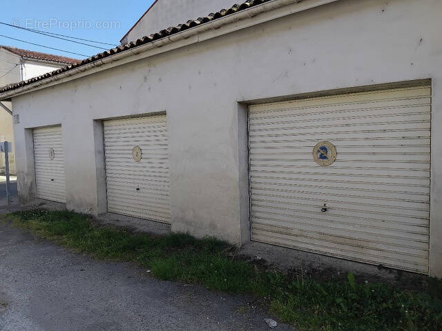 Parking à SAINTES