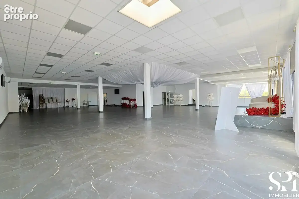 Murs commerciaux libres de 738 m2 à LA VALETTE DU VAR : 2 plateaux modulables, rampe véhicules, parking. Idéal - photo 2