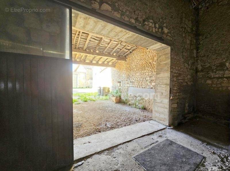 Commerce à ROULLET-SAINT-ESTEPHE