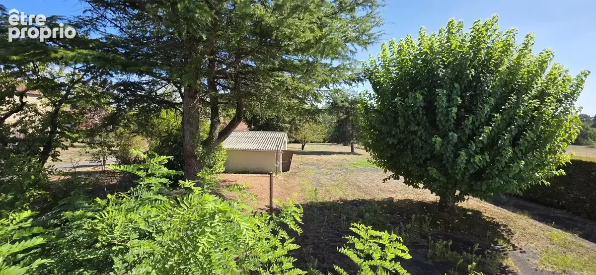 MONTMORILLON  centre : Maison ancienne 100² .m² hab.3ch . Terrain clos . - photo 10