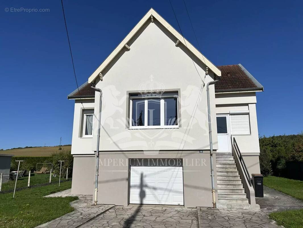 Maison à DUGNY-SUR-MEUSE