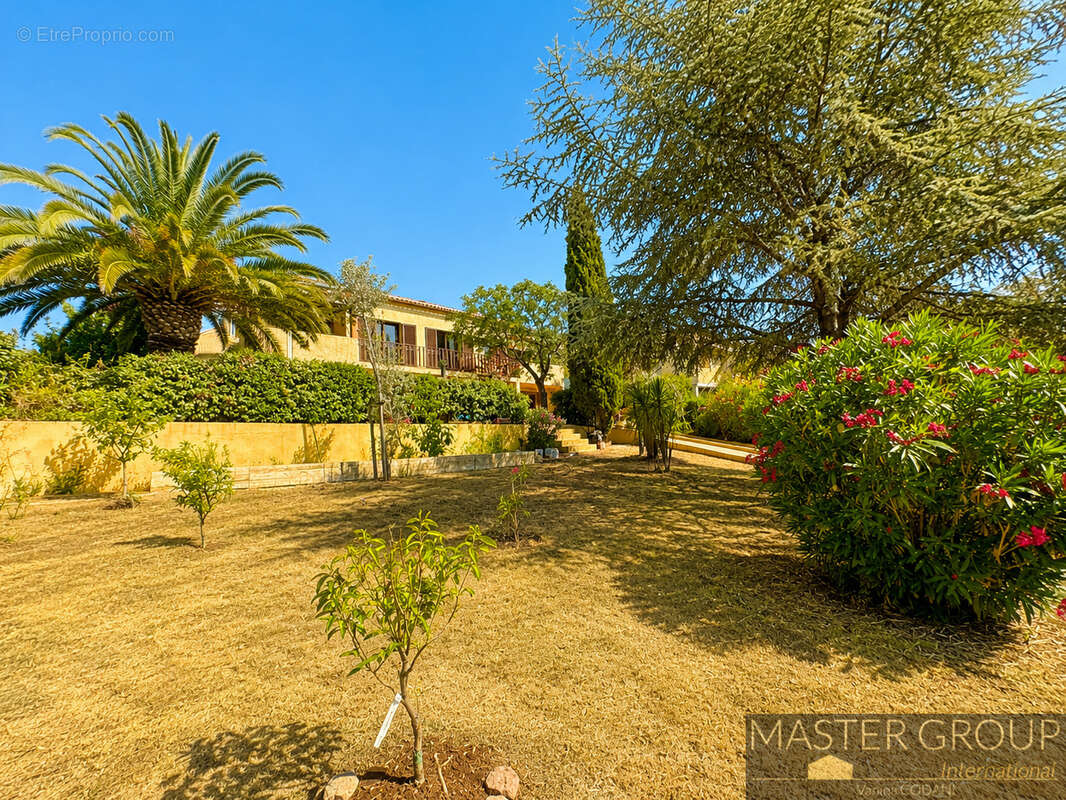AJACCIO   Superbe villa de près de 200 m2 avec piscine, 6 chambres, deux appartements indépendants, garage et - photo 6